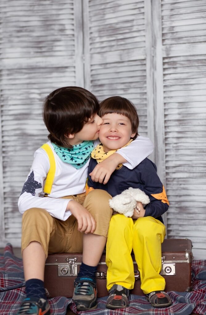 kids, kiss, brothers-4109124.jpg